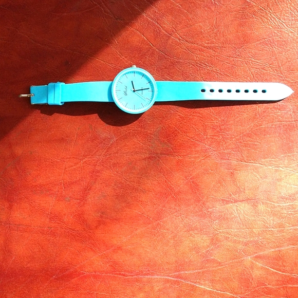 Powder blue rubber watch - Picture 3 of 6